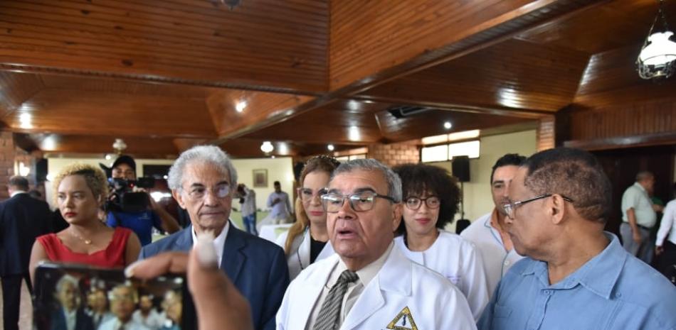 El presidente del Colegio Médico Dominicano, Senén Caba, recibió el apoyo de la Asociación de Clínicas para la marcha de hoy.