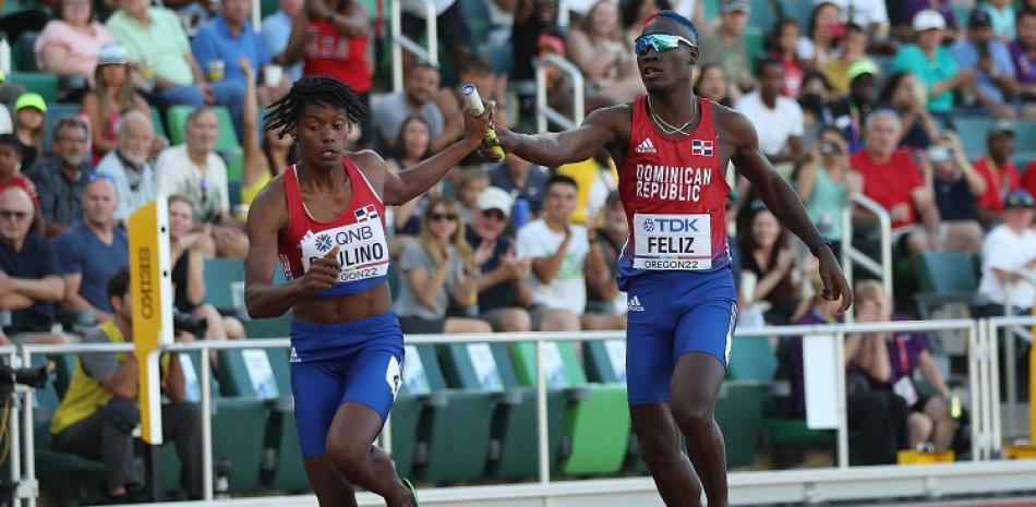 Lidio Feliz y Marileidy Paulino aparecen en el primer relevo de la prueba de 4X400 metros en la final del Mundial de Atletismo.