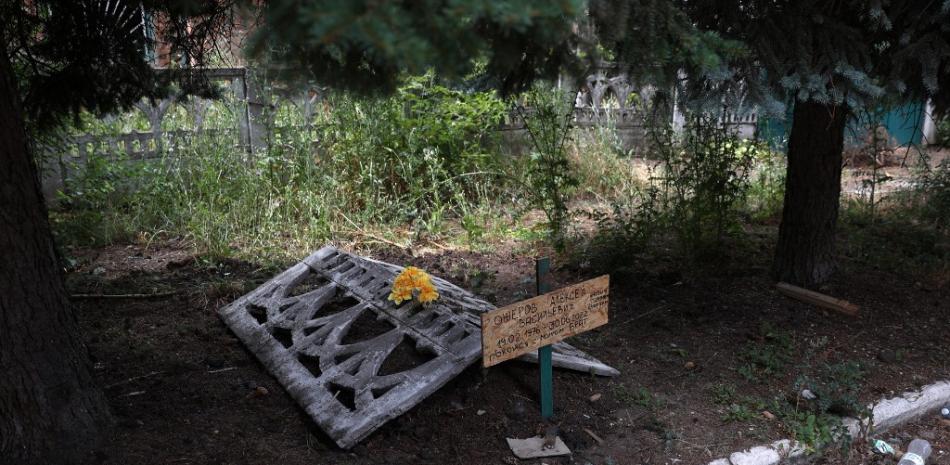 Esta fotografía tomada el 22 de julio de 2022 muestra la tumba de un hombre muerto tras un bombardeo y enterrado frente a su casa en la ciudad ucraniana de Siversk, en la región de Donetsk, en medio de la invasión rusa de Ucrania. Foto: Anatolii Stepanov/AFP.