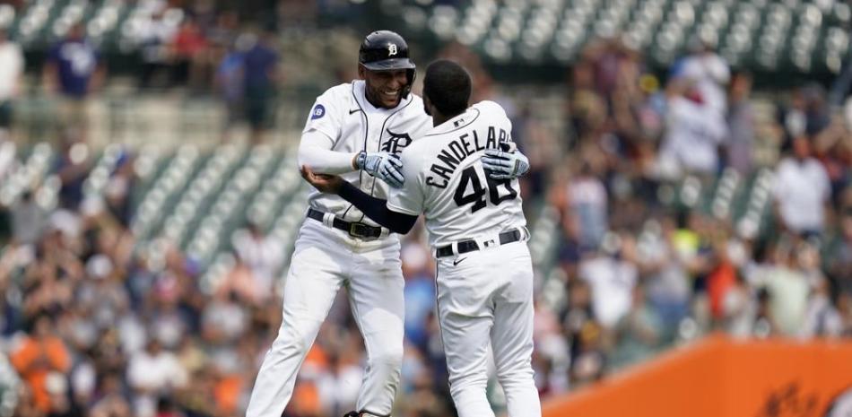 Víctor Reyes, de los Tigres de Detroit, celebra su doble de dos carreras con Jeimer Candelario en la novena entrada ante los Padres de San Diego.