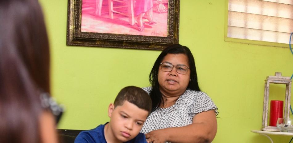 Dayana y Edras Villa, acompañada de su hijo, Saúl, de 12 años de edad, con diabetes tipo 1, habla en su residencia con la periodista Doris Pantaleón. / J.A. Maldonado