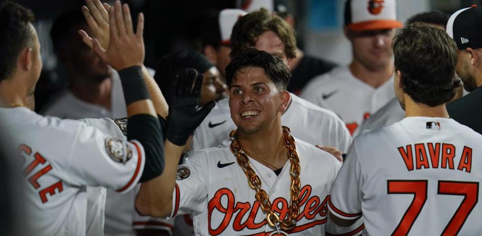 El mexicano Ramón Urías, de los Orioles de Baltimore, festeja en el dugout luego de batear un jonrón de dos carreras ante los Rays de Tampa Bay.