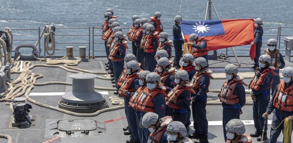 En esta foto de la Oficina Presidencial de Taiwán, el personal de la marina se forma en un barco de la armada durante los ejercicios anuales Han Kuang en Taiwán antier.  AP