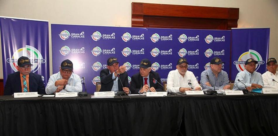 Vista de los principales ejecutivos del béisbol del caribe en su reunión en Caracas.