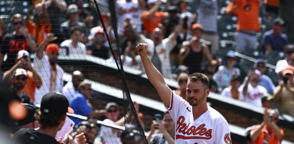 El bateador designado de los Orioles de Baltimore Trey Mancini saluda a los fanáticos durante el noveno inning del juego contra los Rays de Tampa Bay.