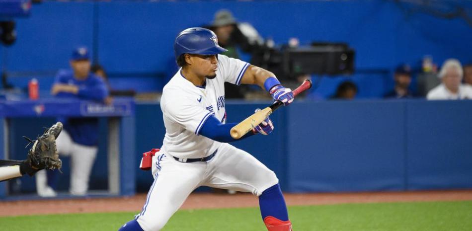 Santiago Espinal, de Toronto, pega un toque de sacrificio contra los Tigres de Detroit en la novena entrada del partido.