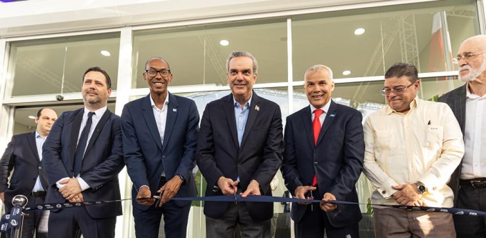 Jair Bertoni, Kenny Jean-Marie, el presidente de la República Luis Abinader, Rubén García, presidente Fedofútbol, Francisco Camacho y Antonio Acosta.