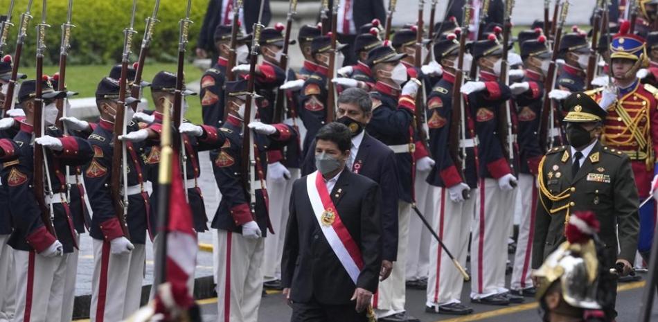 El presidente de Perú, Pedro Castillo, pasa junto a soldados al dirigirse a la Catedral para la misa tradicional del Día de la Independencia en Lima, ayer. Castillo ofreció su segundo discurso sobre el Estado de la Nación. AP