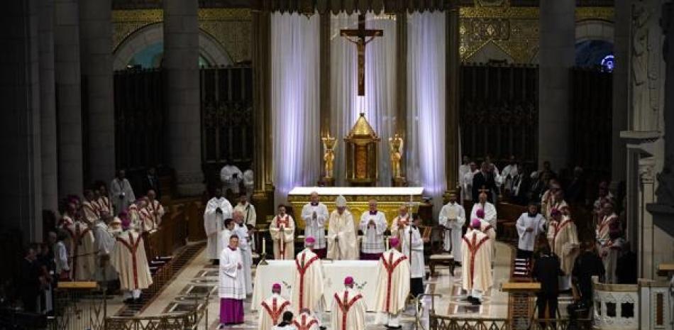 El papa Francisco oficia una misa en el Santuario Nacional de Saint Anne de Beaupreayer 28 de julio del 2022 en Saint Anne de Beaupre, Quebec, Canadá  AP