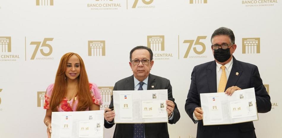 Katiuska del Carmen Báez, Héctor Valdez Albizu y Fernando Báez.