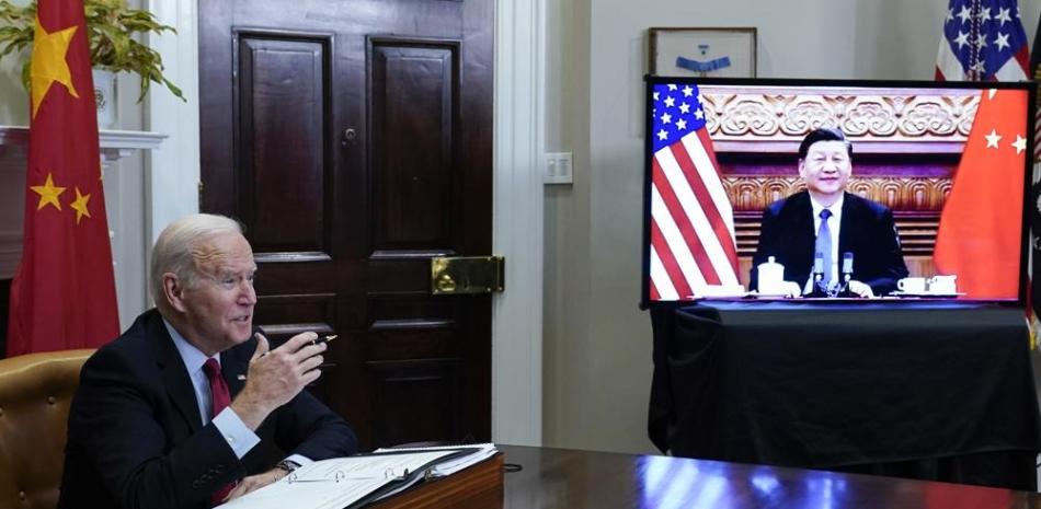 El presidente Joe Biden se reúne virtualmente con el presidente chino, Xi Jinping, desde la Sala Roosevelt en Washington, el 15 de noviembre de 2021.  AP