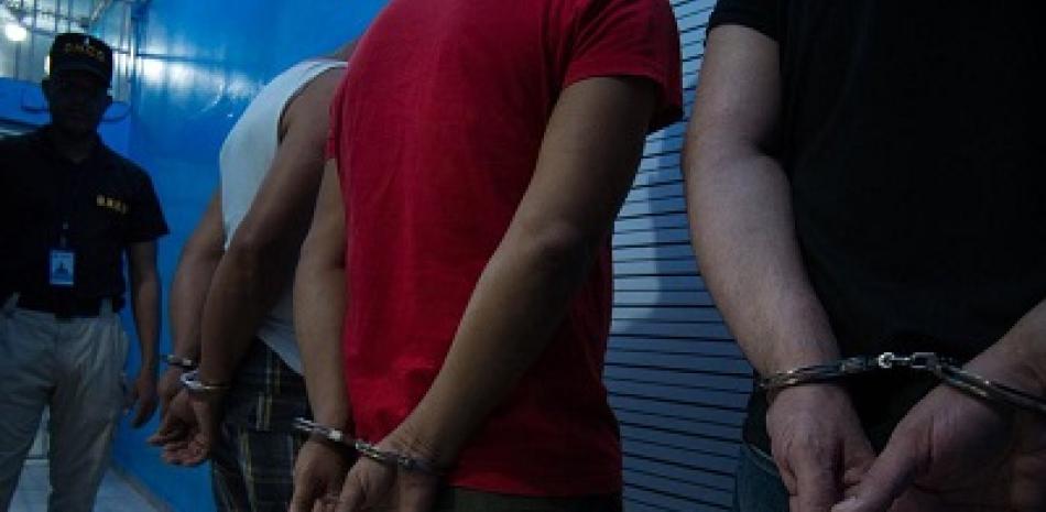 Tres hombres arrestados por agentes de la DNCD