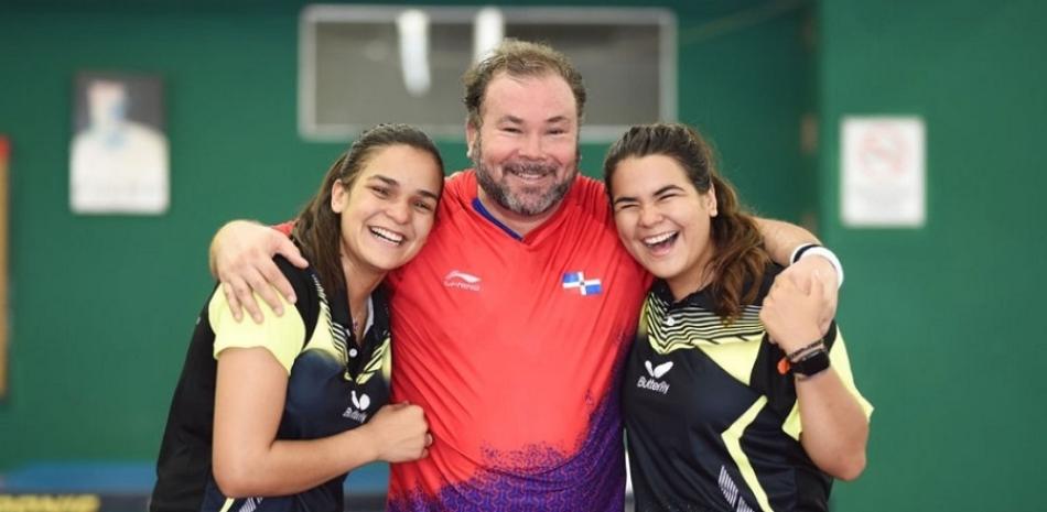 Roberto Brito, con una vida dedicada al tenis de mesa como jugador, entrenador y profesor, desborda alegría junto a sus hijas Eva y Karla Brito.