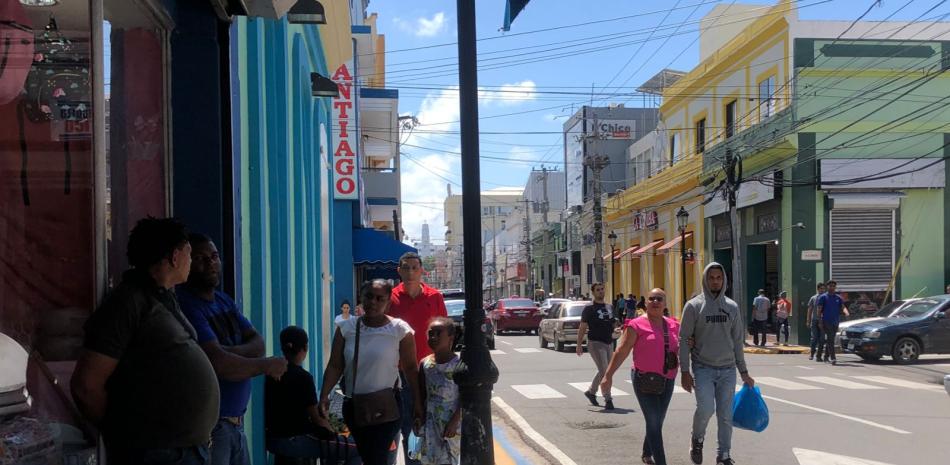 En los puestecitos de las calles de la ciudad se puede observar un flujo mediano de personas. Nathaly Tavarez / LD