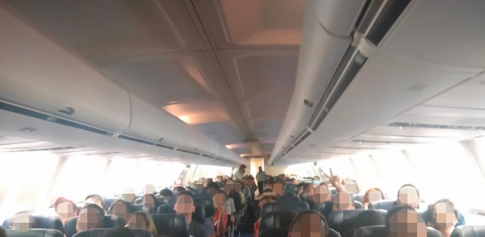 El Instituto Nacional de Migración de Mexico en Chiapas realizó el retorno aéreo de 126 venezolanos (117 son hombres y 9 mujeres) que permanecían alojados en la Estación Migratoria Siglo XXI.  Foto tomado de la cuenta de Twitter del INM