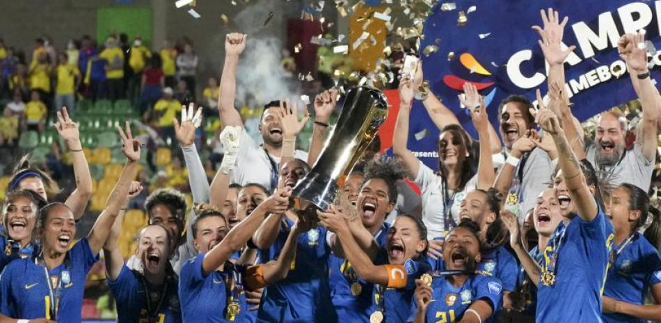 Jugadoras de Brasil levantan con gran jùbilo la Copa América tras vencer a Colombia en la final,