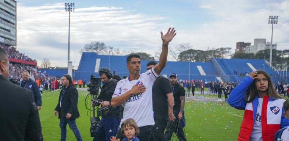 Luis Suárez saluda a la multitud durante el gran recibimiento que le dio Uruguay este domingo.