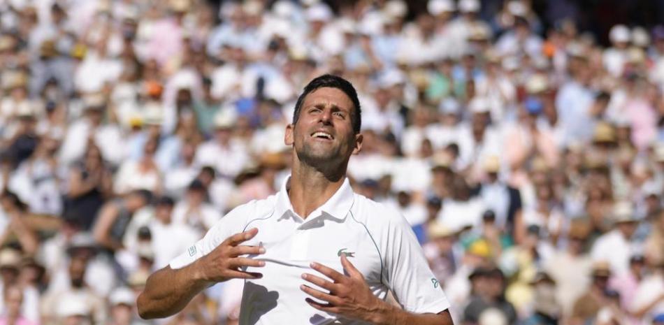 Novak Djokovic celebra tras derrotar a Nick Kyrgios en la final de Wimbledon, el 10 de julio de 2022.