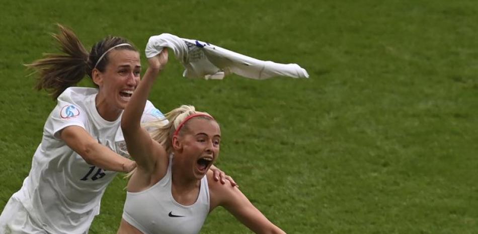 Chloe Kelly, derecha, celebra con Jill Scott la obtención del cetro del Campeonato Euro.