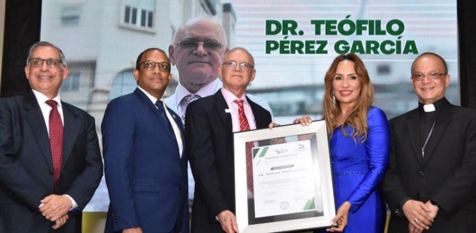 Momento en que entregan reconocimiento a Teófilo Pérez García.