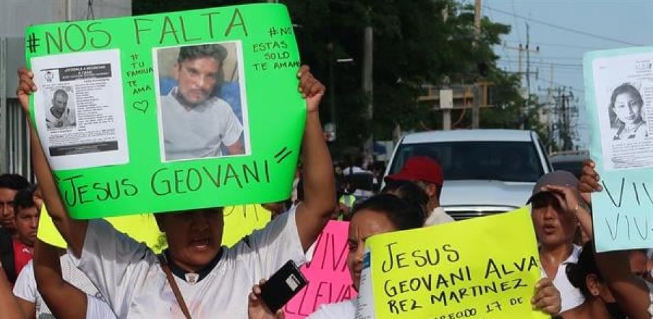 Varias personas marchan para exigir justicia por sus familiares y amigos desaparecidos, el 30 de julio de 2022, en Cancún, México. FOTOS: EFE