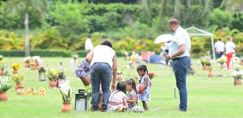 Muchos familiares visitaron ayer los cementerios para recordar a los padres difuntos. Raúl Asencio/Listín Diario