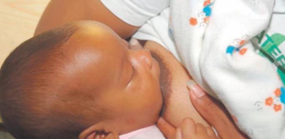 Unicef recomienda lactancia y contacto de piel a piel después del parto.