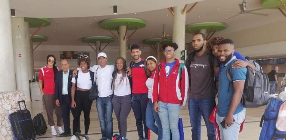 Los atletas de Esgrima que partieron al clasificatorio a los Juegos Centroamericanos y del Caribe que se celebrará en San Salvador.