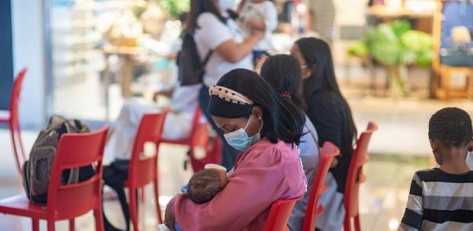 Una madre participa en una actividad con motivo de la Semana Mundial de la Lactancia Materna 2021. ARCHIVO
