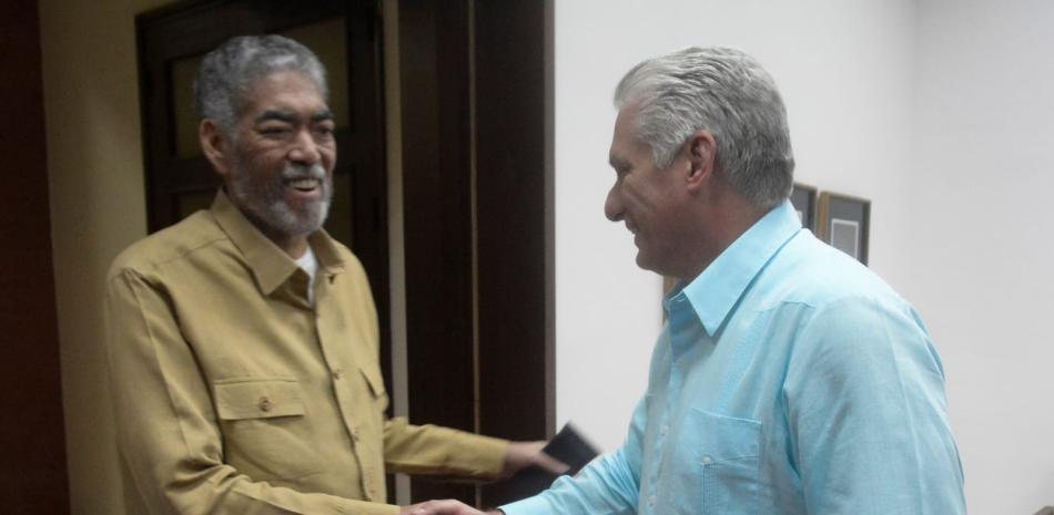 Miguel Mejía saluda al presidente cubano Miguel Díaz-Canel.