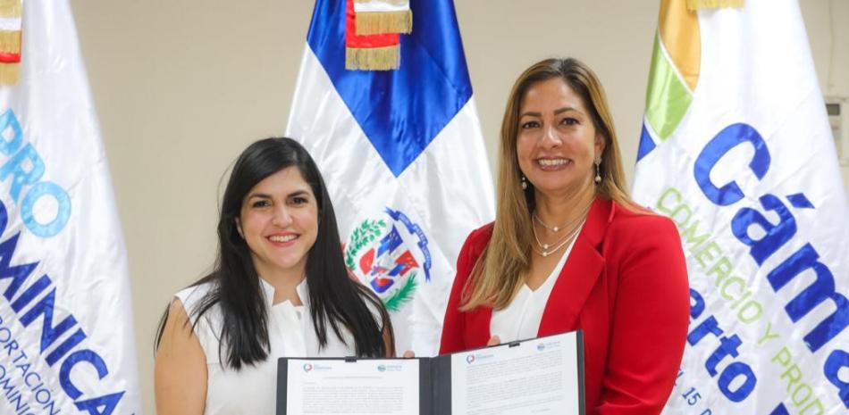 La directora ejecutiva de ProDominicana, Biviana Riveiro y la presidenta de la Cámara de Comercio y Producción de Puerto Plata, Mileyka Brugal.
