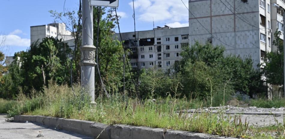 Un fragmento de un cohete yace en una carretera luego de un ataque ruso en Saltivka, un distrito del norte de la segunda ciudad ucraniana más grande de Kharkiv el 31 de julio de 2022, en medio de la invasión rusa de Ucrania. Genya SAVILOV / AFP