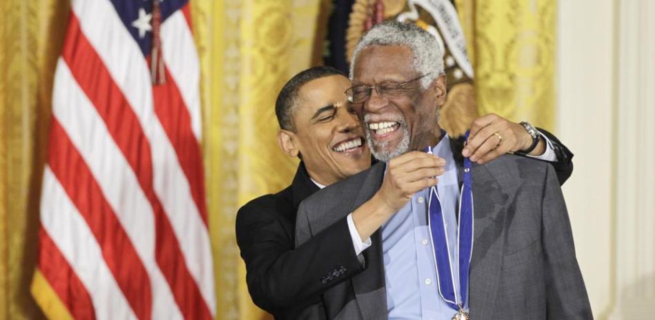 El presidente Barack Obama le entrega a Bill Russell la Medalla de la Libertad en Washington el 15 de febrero del 2011.