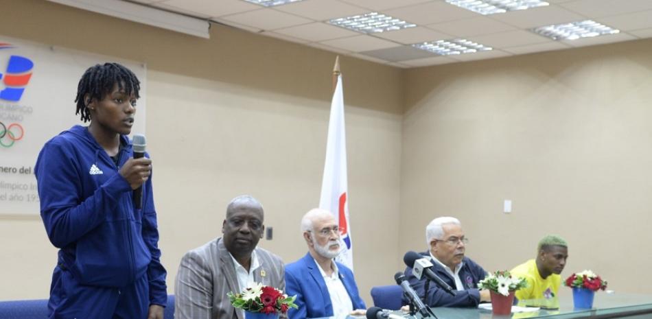 Marileidy Paulino mientras lanzaba sus críticas en presencia del presidente del COD, Antonio Acosta, Gerardo Suero, José Luis Ramírez y Alexander Ogando.