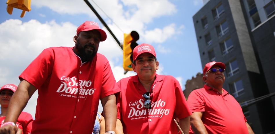 Vladimir Guerrero y Manuel Pozo Perelló en la carroza de Café Santo Domingo  en el desfile dominicano en el Bronx, Nueva York.