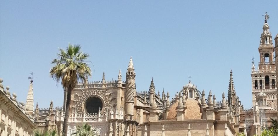 Catedral de Sevilla. Puede verse la Giralda a la derecha al fondo. Foto Carmenchu Brusíloff .