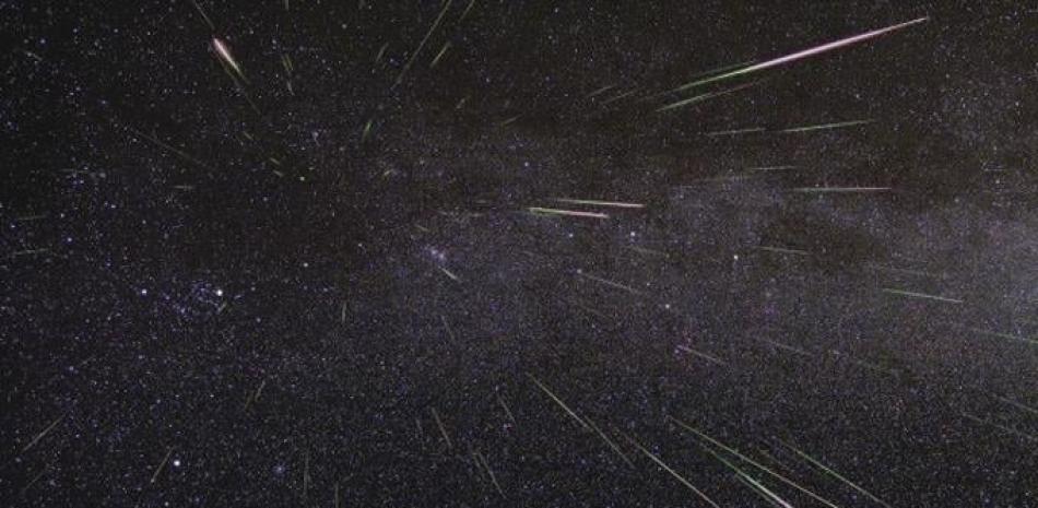 Una lluvia de meteoritos Perseidas ilumina el cielo en 2009 en esta imagen de lapso de tiempo de la NASA. - NASA/JPL - EP
