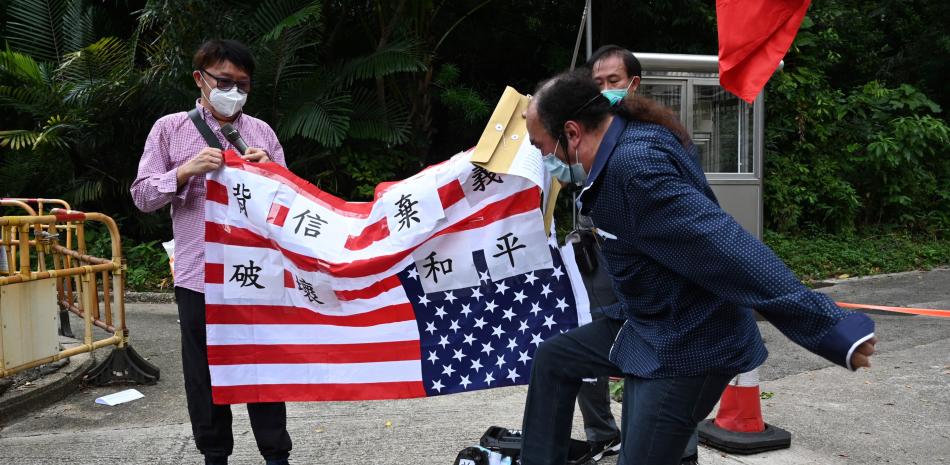 Un manifestante a favor de Beijing estampa una imagen que representa a la presidenta de la Cámara de Representantes de EE.UU., Nancy Pelosi, en una protesta frente al consulado de EE.UU. en Hong Kong. Foto AFP.