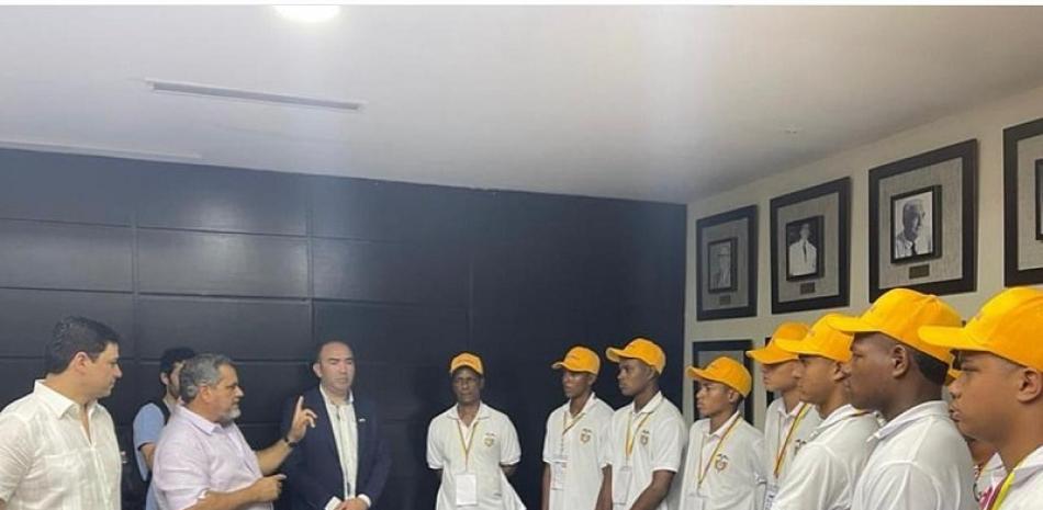 Junior Noboa, Comisionado Nacional de Béisbol, conversa con el grupo de jóvenes de béisbol de Colombia durante su estadía en el país.