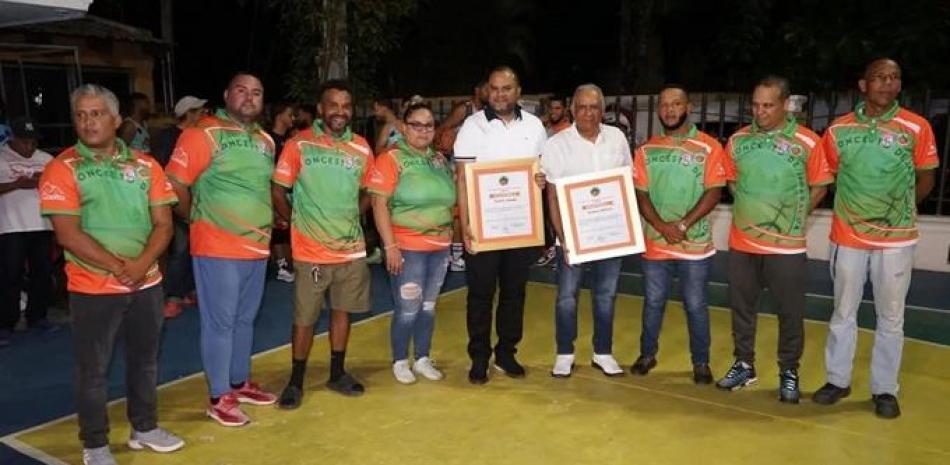 Andrés Dilonex, empresario y deportista de Jarabacoa junto al alcalde Yunior Torres al momento de recibir sendas placas de reconocimiento por sus aportes al deporte de ese municipio.