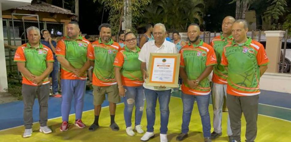 Andrés Dilonex, empresario y deportista de Jarabacoa al momento de recibir una placa de reconocimiento por sus aportes al deporte de ese municipio.
