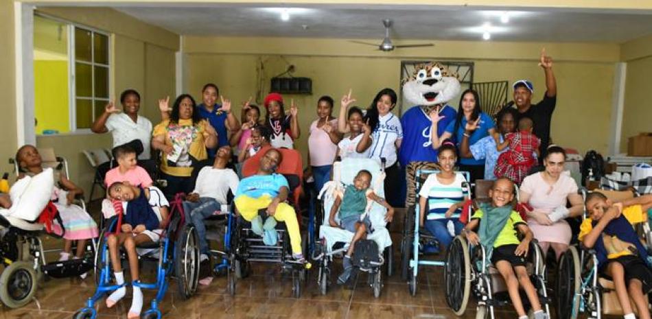 Personal del equipo de los Tigres del Licey comparte con los niños integrantes de la Fundación Proyecto Ayuda al Niño.