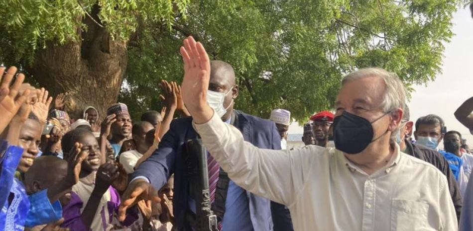 El secretario general de las Naciones Unidas, Antonio Guterres, saluda a la multitud a su llegada a Maiduguri, Nigeria, el martes 3 de agosto de 2022. AP
