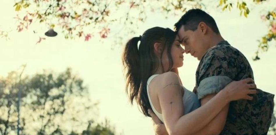 Sofia Carson y Nicholas Galitzine protagonizan “Corazones malheridos” (“Purple Hearts”), que se ha posicionado en el primer lugar del Top 10 de las películas más vistas de la plataforma streaming de Netflix.