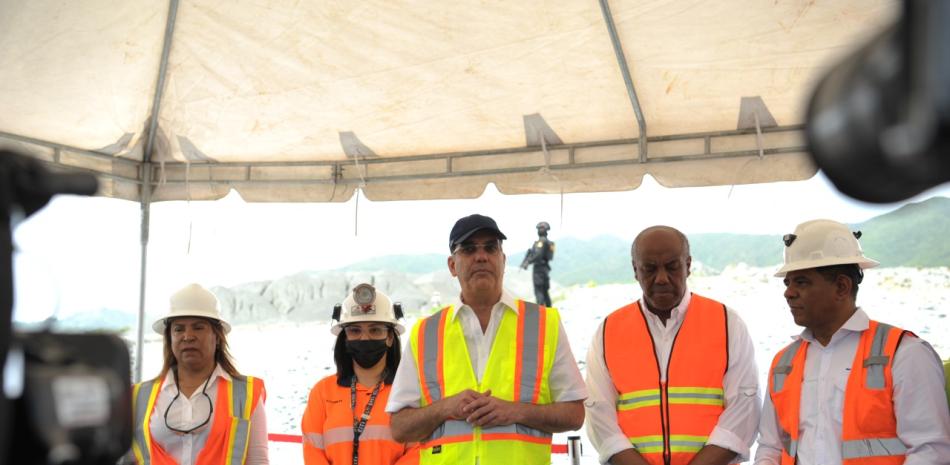 El presidente Luis Abinader y el ministro de Energía y Minas, Antonio Almonte, visitaron la zona donde están los dos mineros atrapados. Onelio Domínguez / LD