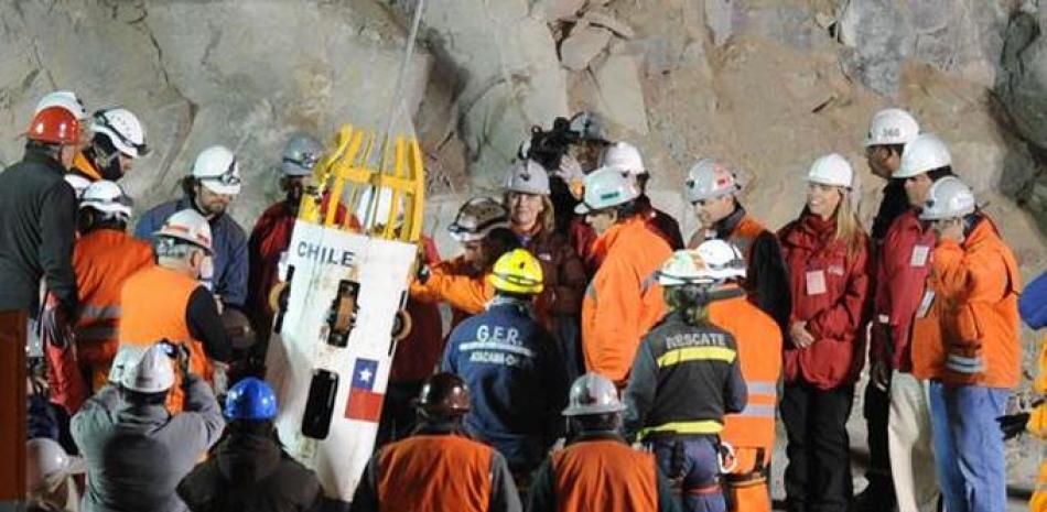 Después de 10 intentos, el 9 de octubre de 2010  los mineros lograron ver la luz luego de 69 días a 35 celsius. La excavadora llegó hacia el refugio donde se encontraban, descendieron en la cápsula dos militares para ayudarlos a subir a superficie y el resto es historia./ AFP