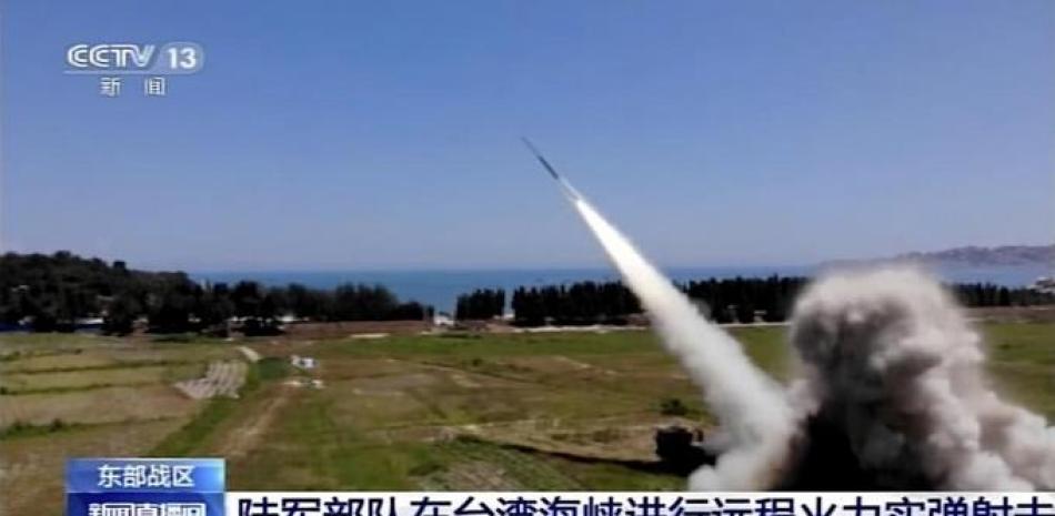 China dice que realizó “ataques con misiles de precisión” en el Estrecho de Taiwán ayer como parte de operaciones militares, lo que ha elevado la tensión en la región. ap