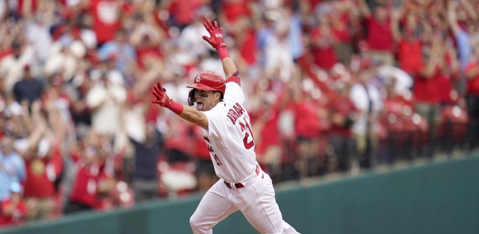 Lars Nootbaar, de los Cardenales de San Luis, festeja tras pegar un sencillo ante los Cachorros de Chicago.