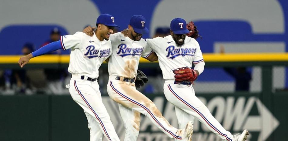 De izquierda a derecha, Bubba Thompson, el dominicano Leody Taveras y el cubano Adolis García festejan el triunfo de los Rangers de Texas sobre los Medias Blancas.