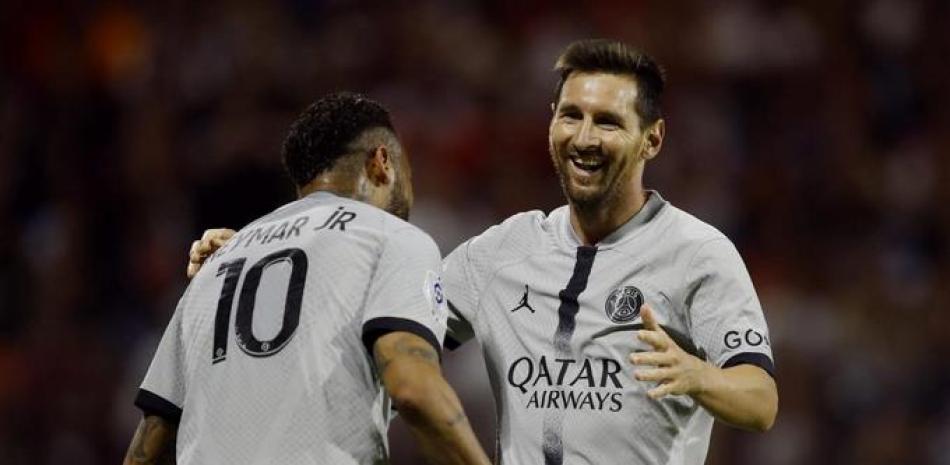 Lionel Messi y Neymar se felicitan luego de que el primero marcara un gol para su equipo
